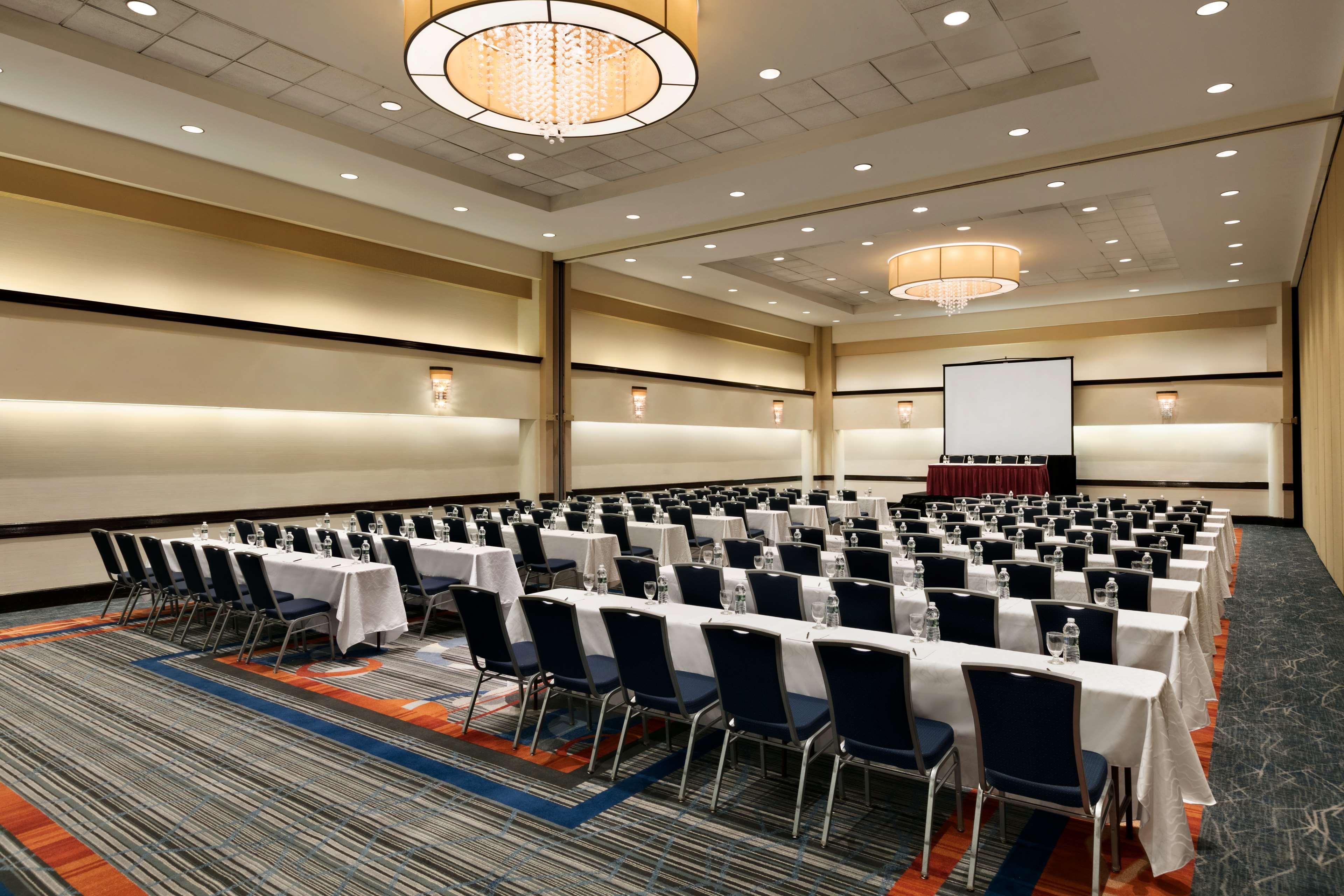 Отель Hilton Long Island/Huntington Мелвилл Экстерьер фото