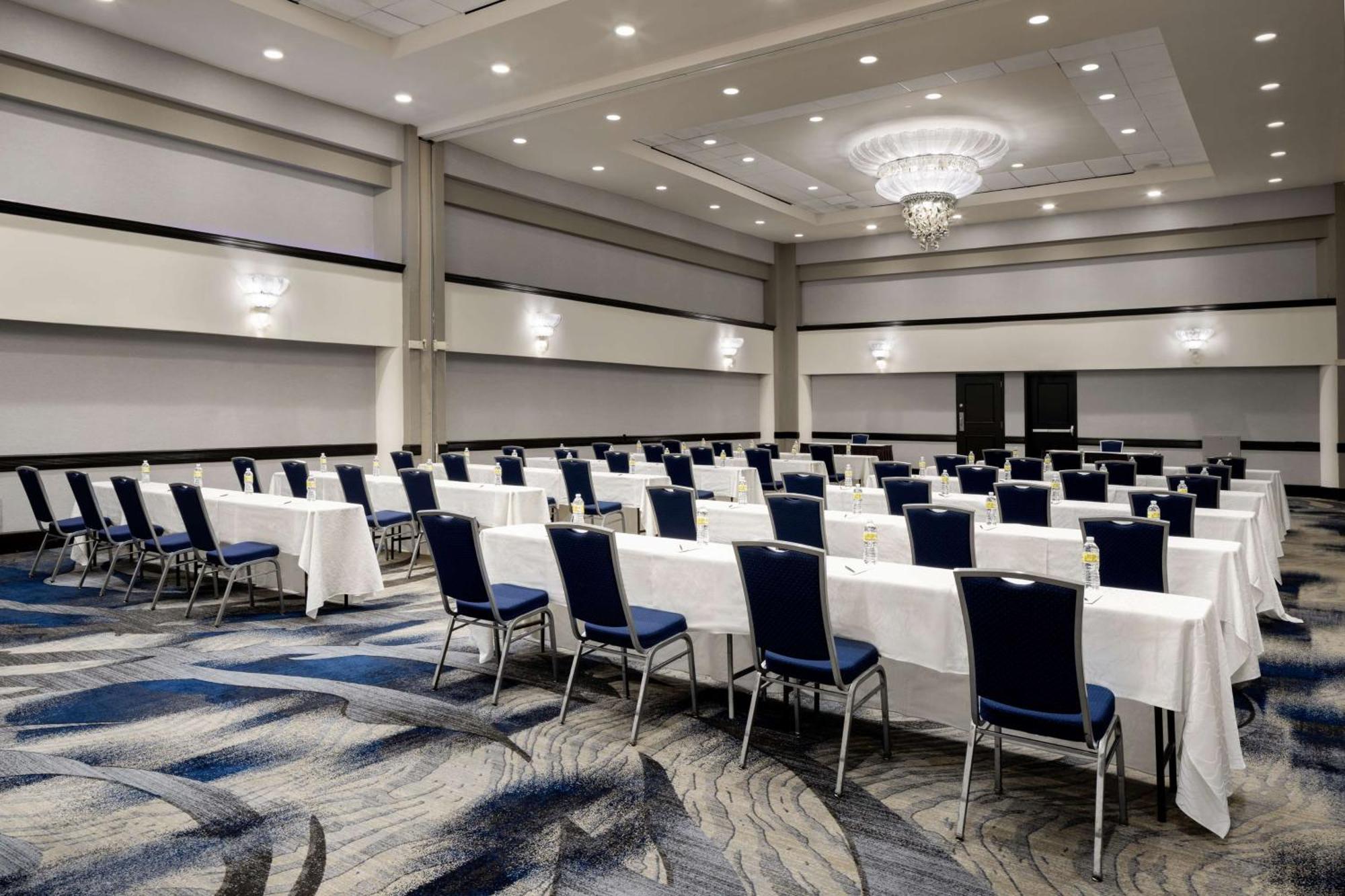 Отель Hilton Long Island/Huntington Мелвилл Экстерьер фото