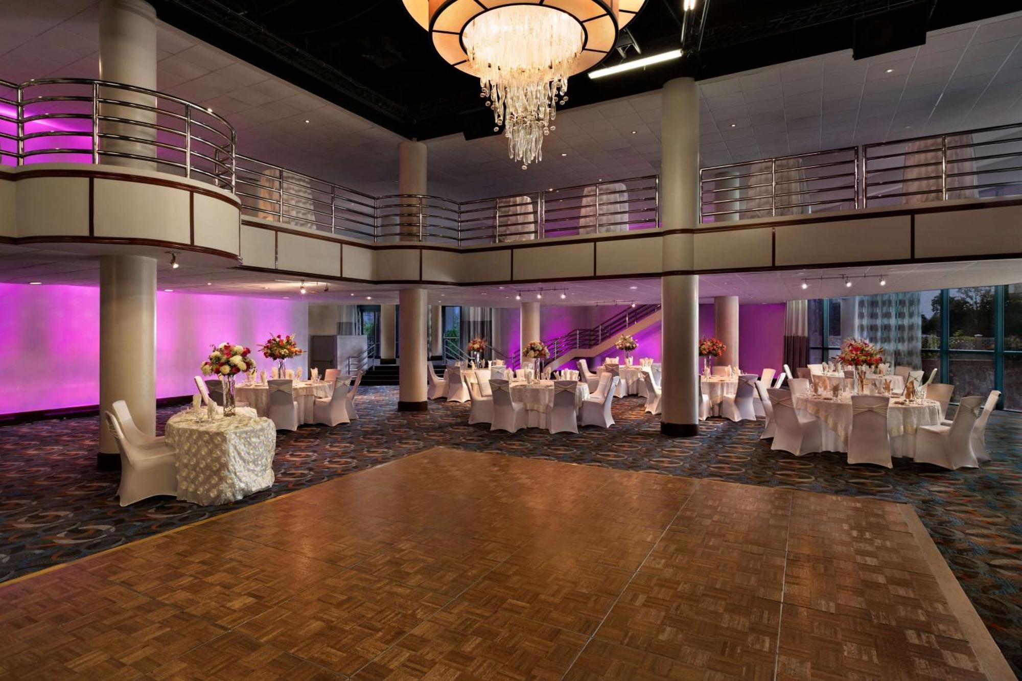 Отель Hilton Long Island/Huntington Мелвилл Экстерьер фото